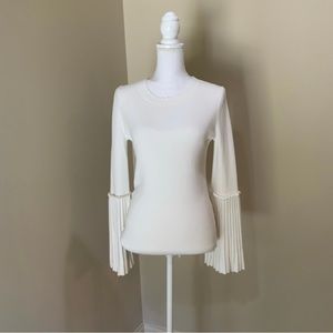 Gorgeous bell sleeve Banana Republic off white women’s sweater top size Medium
